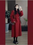 新年穿红色外套黑色打底搭配什么裤子好看？_