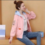 新款休闲女外套搭配什么裤子好看？__穿搭技巧