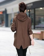 新款女士秋装外套批发市场搭配什么裤子好看？
