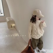 新款女童棒针毛衣外套搭配什么裤子好看？__穿搭