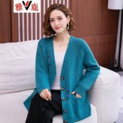新款女针织外套批发市场搭配什么裤子好看？_