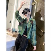 新款时尚女外套薄搭配什么裤子好看？__穿搭技巧