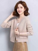 新款春装外套短毛衣搭配什么裤子好看？__穿搭技