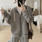 新款条纹外套搭配什么裤子好看？__穿搭技巧__图