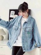 新款牛仔女外套欣赏搭配什么裤子好看？__穿搭技