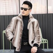 新款男士皮草外套2015款搭配什么裤子好看？__穿
