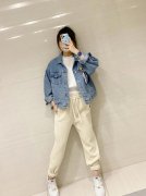 新款短装牛仔女外套搭配什么裤子好看？__穿搭技