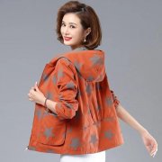 新款秋季外套批发市场搭配什么裤子好看？__穿搭