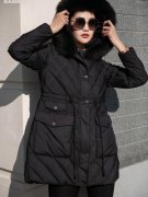 新款羽绒服女外套搭配什么裤子好看？__穿搭技巧