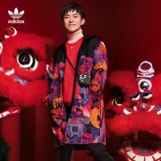 易烊千玺阿迪达斯外套搭配什么裤子好看？__穿搭