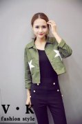 星星款军绿外套搭配什么裤子好看？__穿搭技巧