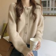杏色外套毛衣里面搭配什么裤子好看？__穿搭技巧