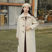 杏色外套适合皮肤搭配什么裤子好看？__穿搭技巧