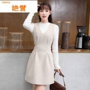 杏色毛呢连衣裙外套搭配什么裤子好看？__穿搭技
