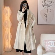 杏色白色外套搭配什么裤子好看？__穿搭技巧__图