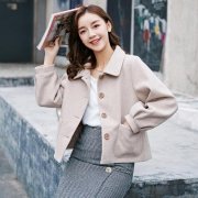 杏色短外套里面穿搭配什么裤子好看？__穿搭技巧