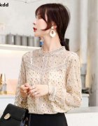 杏色蕾丝上衣外套搭配什么裤子好看？__穿搭技巧