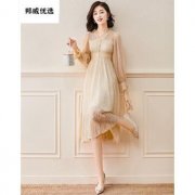 杏色蕾丝连衣裙外套搭配什么裤子好看？__穿搭技
