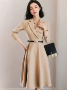 杏色连衣裙外套搭配什么裤子好看？__穿搭技巧