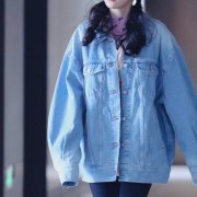 杨幂 刺绣牛仔外套搭配什么裤子好看？__穿搭技