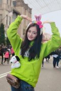 杨幂同款l绿色外套搭配什么裤子好看？__穿搭技