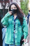 杨幂同款外套蓝绿色搭配什么裤子好看？__穿搭技