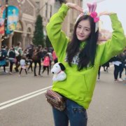 杨幂同款绿色外套搭配什么裤子好看？__穿搭技巧