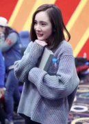 杨幂同款针织衫外套搭配什么裤子好看？__穿搭技