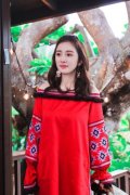杨幂红色外套所搭配什么裤子好看？__穿搭技巧