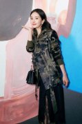 杨幂迷彩外套牌子搭配什么裤子好看？__穿搭技巧