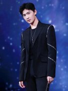 杨洋长外套搭配什么裤子好看？__穿搭技巧__图片