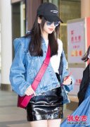 杨颖牛仔外套机场街拍搭配什么裤子好看？__穿搭