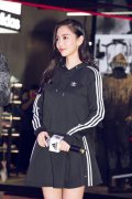杨颖阿迪达斯外套搭配什么裤子好看？__穿搭技巧