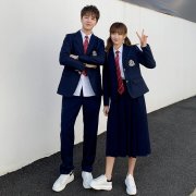 校服高领子外套搭配什么裤子好看？__穿搭技巧