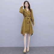 直筒型连衣裙外套搭配什么裤子好看？__穿搭技巧