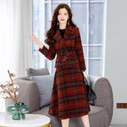 直筒裙红格子外套搭配什么裤子好看？__穿搭技巧