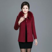 真毛领短款羊绒外套搭配什么裤子好看？__穿搭技