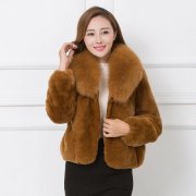 真獭兔毛女短款外套搭配什么裤子好看？__穿搭技