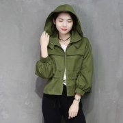 着军绿色工装外套街拍搭配什么裤子好看？__穿搭