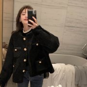 羊卷毛黑色短款女外套所搭配什么裤子好看？_