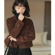 羊毛绒短款外套搭配什么裤子好看？__穿搭技巧