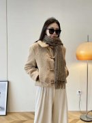 羊毛羔高腰外套搭配什么裤子好看？__穿搭技巧