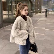 羊羔毛外套会缩水搭配什么裤子好看？__穿搭技巧