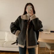 羊羔毛机车外套皮裤搭配什么裤子好看？__穿搭技