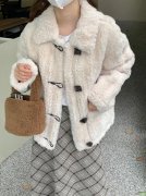 羊羔皮外套女式搭配什么裤子好看？__穿搭技巧