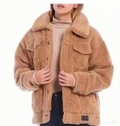 羊羔绒机车外套搭配什么裤子好看？__穿搭技巧