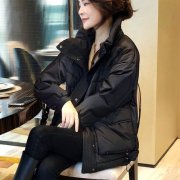 羽绒服短款外套搭配什么裤子好看？__穿搭技巧