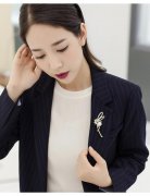胸针别外套搭配什么裤子好看？__穿搭技巧__图片