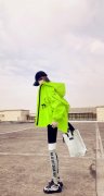 荧光绿短外套搭配什么裤子好看？__穿搭技巧__图