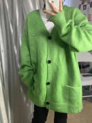 衣服长绿色毛衣外套搭配什么裤子好看？__穿搭技